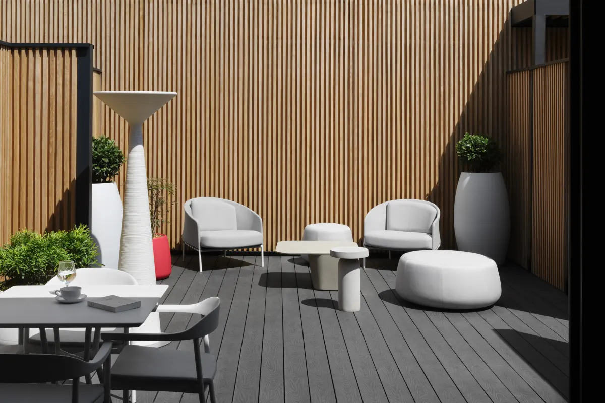 Le patio privatif d’une suite du salon La Première