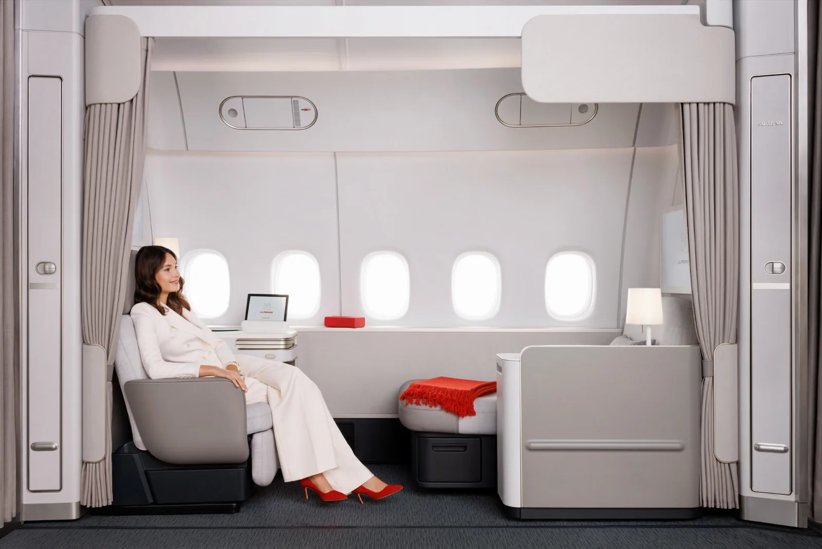 La nouvelle suite La Première d’Air France à bord du Boeing 777-300ER : une suite privée avec cinq hublots, un siège distinct et une méridienne
