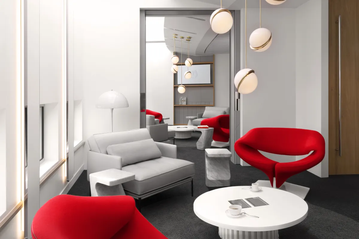 Le salon privé de l’espace d’enregistrement La Première à Paris-CDG