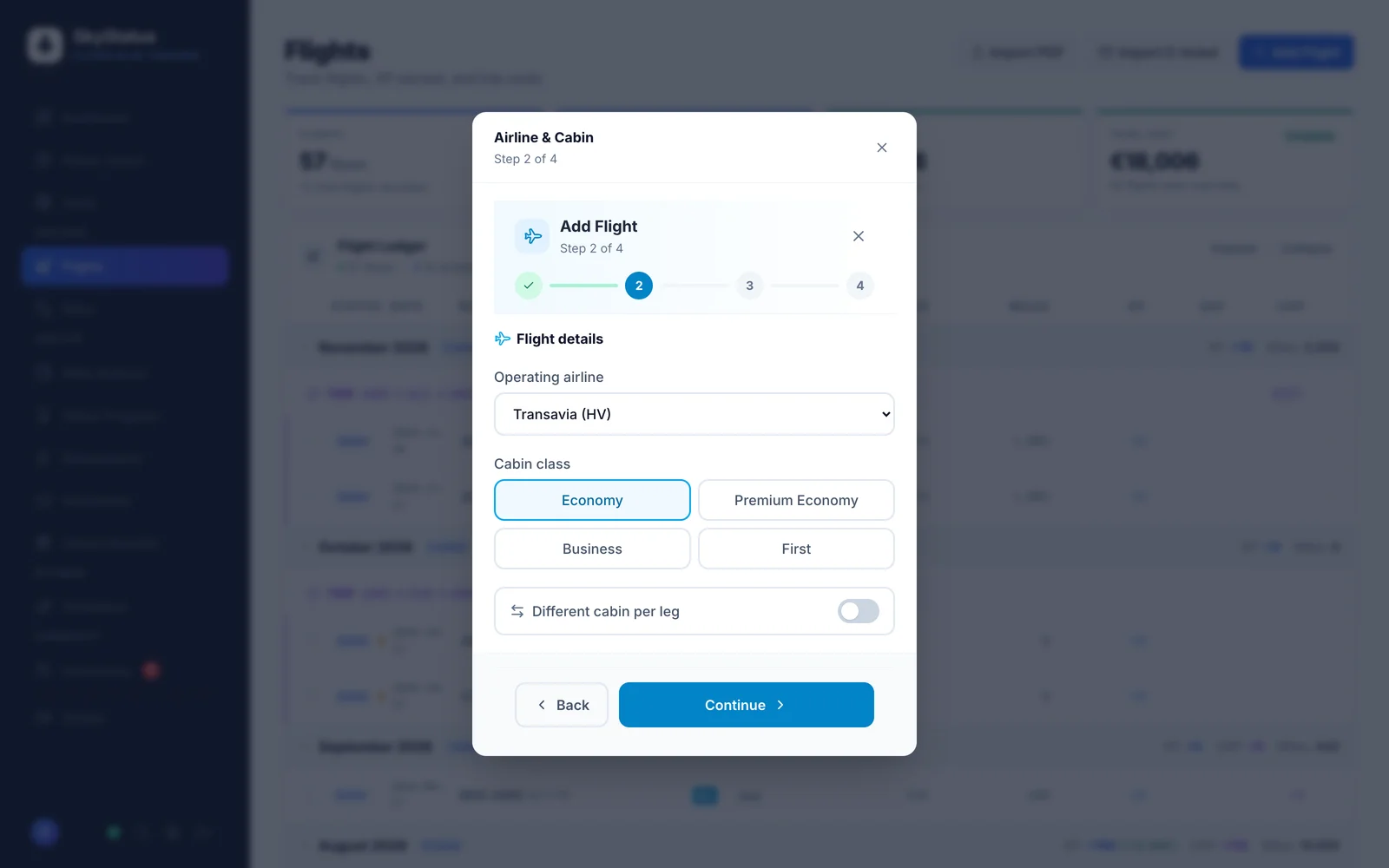 SkyStatus Add Flight wizard stap 2 van 4 (Airline & Cabin) met de operating airline selector op Transavia (HV), cabineklasse-opties Economy (geselecteerd), Premium Economy, Business en First, en een toggle voor een afwijkende cabine per segment