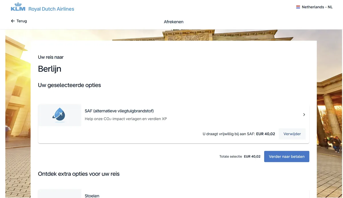 KLM afrekenproces met SAF-bijdrage van EUR 40,02 geselecteerd voor een reis naar Berlijn, met optie om SAF te verwijderen en knop Verder naar betalen