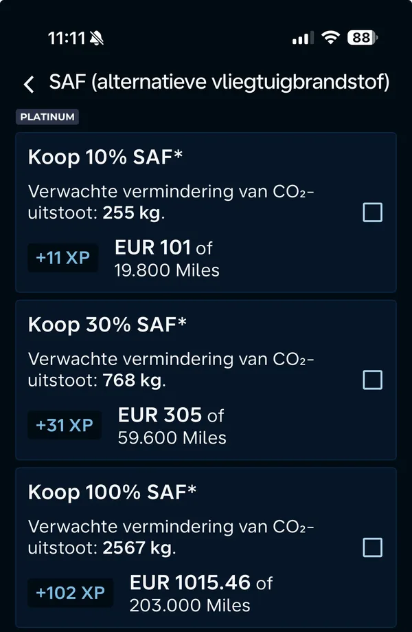 KLM app SAF-scherm met drie opties: Koop 10% SAF voor EUR 101 of 19.800 miles met 11 XP, Koop 30% SAF voor EUR 305 of 59.600 miles met 31 XP, en Koop 100% SAF voor EUR 1.015,46 of 203.000 miles met 102 XP, Platinum badge zichtbaar